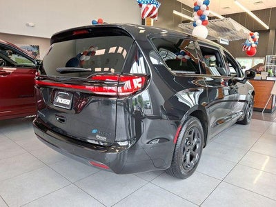 2023 Chrysler Pacifica Hybrid Touring L FWD