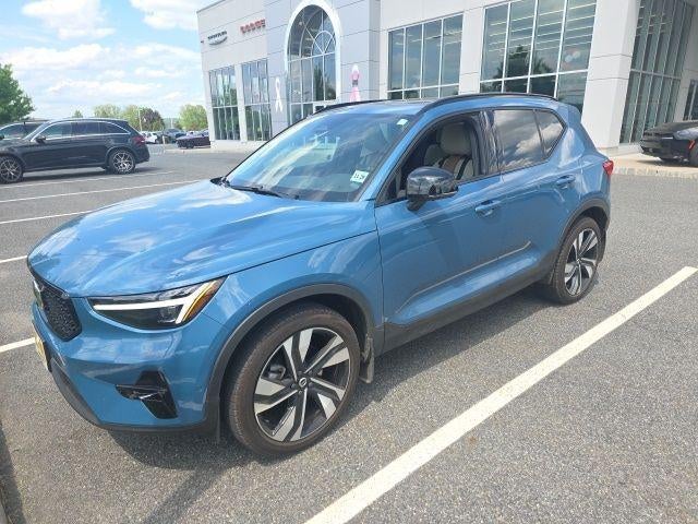 2025 Volvo XC40 B5 AWD Ultra Dark Theme