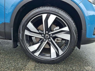 2025 Volvo XC40 B5 AWD Ultra Dark Theme