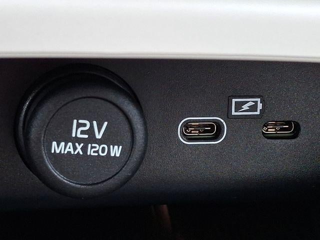 2025 Volvo XC40 B5 AWD Ultra Dark Theme