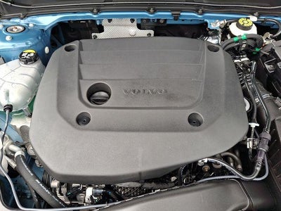 2025 Volvo XC40 B5 AWD Ultra Dark Theme