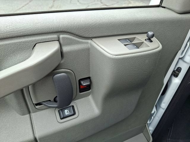 2025 Chevrolet Express Passenger 1LT
