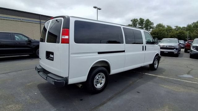 2025 Chevrolet Express Passenger 1LT