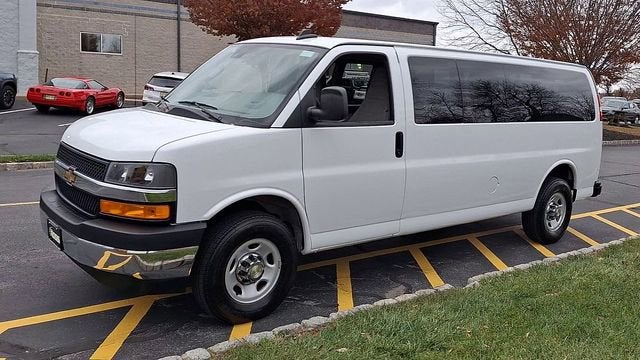 2024 Chevrolet Express Passenger 3500 1LT