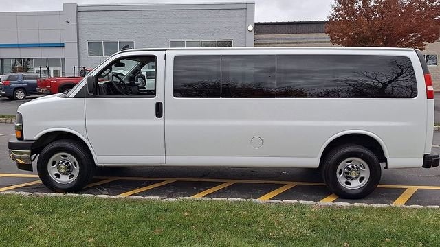 2024 Chevrolet Express Passenger 3500 1LT